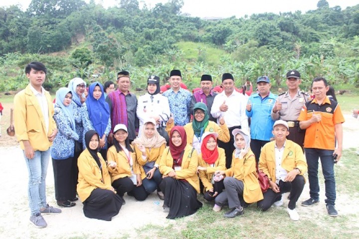Upacara Memperingati 17 Agustus 1945 Bersama Seluruh Sekolah yang Ada di Harapan Baru