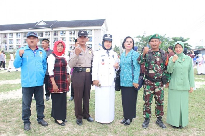 Upacara Memperingati 17 Agustus 1945 Bersama Seluruh Sekolah yang Ada di Harapan Baru
