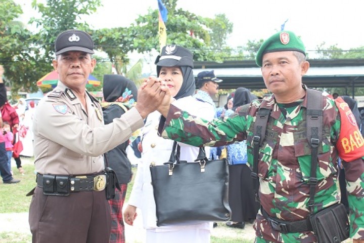 Upacara Memperingati 17 Agustus 1945 Bersama Seluruh Sekolah yang Ada di Harapan Baru