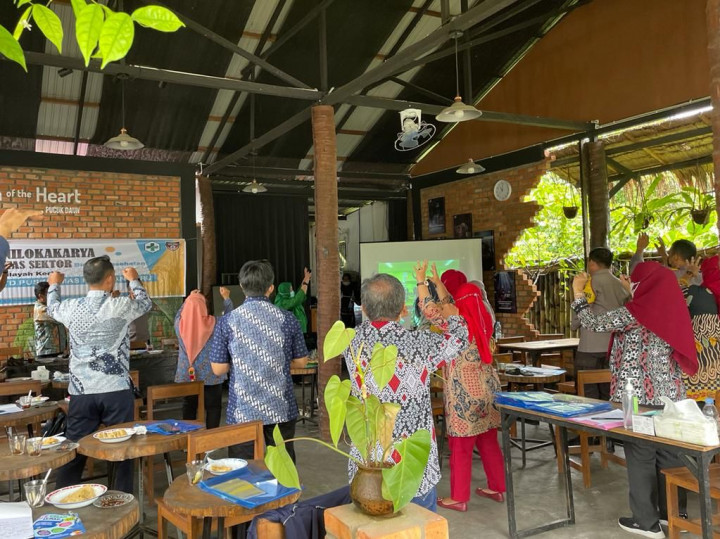 kegiatan Germas peregangan di sela kegiatan minilok