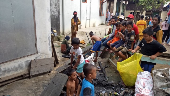 Kerja bakti di wilayah RT. 24 dan RT. 39 Kelurahan Jawa (8 April 2018)