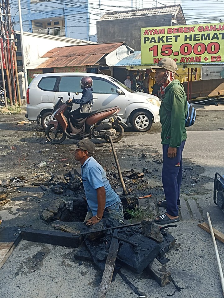 Ijin melaporkan  Giat kelurahan Jawa  Tgl 16/04/2024 Melaksanakan Pengangkatan Drainase Buntu bersama : - UPTD PUPR  - Kelurahan Jawa (Kasi Ekobang dan staf - Anggota LPM - Babiinsa seta