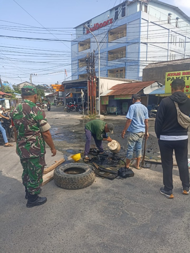 Ijin melaporkan  Giat kelurahan Jawa  Tgl 16/04/2024 Melaksanakan Pengangkatan Drainase Buntu bersama : - UPTD PUPR  - Kelurahan Jawa (Kasi Ekobang dan staf - Anggota LPM - Babiinsa seta