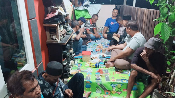 Ijin Melaporkan  Giat 19/04/2024 Kelurahan Jawa Pemilihan Ketua RT 33 pukul 20.00 wita sampai selesai  Hadir ; - Lurah Jawa - Seklur  - Kasi pemerintahan - staf  - LPM  - Tokoh masyarakat  - Babinsa dan Babinkamtibmas Jawa - warga RT 33