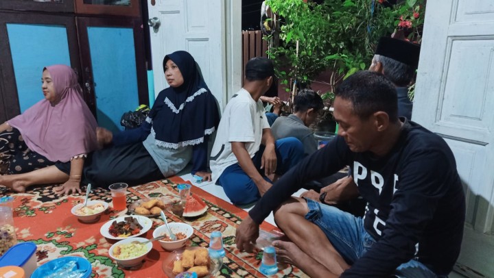 Ijin Melaporkan  Giat 19/04/2024 Kelurahan Jawa Pemilihan Ketua RT 33 pukul 20.00 wita sampai selesai  Hadir ; - Lurah Jawa - Seklur  - Kasi pemerintahan - staf  - LPM  - Tokoh masyarakat  - Babinsa dan Babinkamtibmas Jawa - warga RT 33