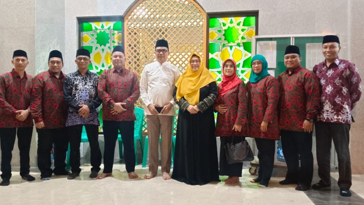 jin Melaporkan  20/04/2024 Kontingen kelurahan Jawa berjumlah 15 kafilah 8  official berjumlah 23  Pembukaan MTQ tingkat kecamatan Samarinda ulu di kelurahan Sidodadi  Halaman parkir mesjid Jami Al ma'ruf