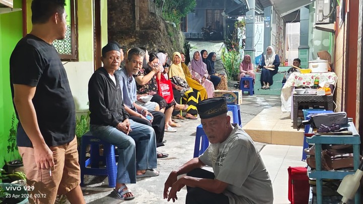 Ijin Melaporkan  23/040/2024 Kelurahan Jawa  Pemilihan RT 37 terpilih atas nama ibu Siti Mayasroh sebagai RT baru periode 2024-2029 Hadir  : - lurah Jawa  - kasi pemerintahan dan staf - LPM - Tokoh masyarakat  - Babinsa  - babinkambmas  - warga RT 37