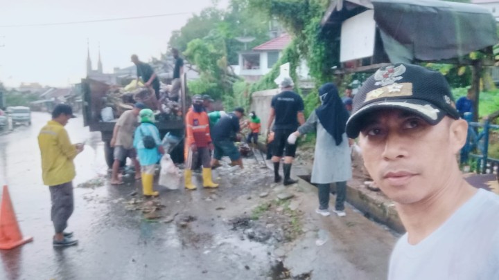 Ijin Melaporkan  Gotong Royong  28/04/2024 Kelurahan Jawa 1. Gotong Royong Massal  10 RT di Sekitaran TPS Arjuna' Yaitu Membongkar TPS Lama dan Membersihkan di sekitar TPS serat pengangkatan Drainase dan Juga penyemprotan Ex TPS