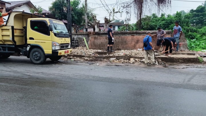 Ijin Melaporkan  Gotong Royong  28/04/2024 Kelurahan Jawa 1. Gotong Royong Massal  10 RT di Sekitaran TPS Arjuna' Yaitu Membongkar TPS Lama dan Membersihkan di sekitar TPS serat pengangkatan Drainase dan Juga penyemprotan Ex TPS