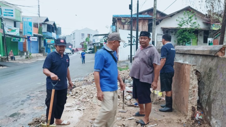 Ijin Melaporkan  Gotong Royong  28/04/2024 Kelurahan Jawa 1. Gotong Royong Massal  10 RT di Sekitaran TPS Arjuna' Yaitu Membongkar TPS Lama dan Membersihkan di sekitar TPS serat pengangkatan Drainase dan Juga penyemprotan Ex TPS