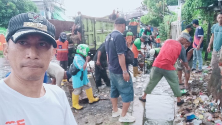Ijin Melaporkan  Gotong Royong  28/04/2024 Kelurahan Jawa 1. Gotong Royong Massal  10 RT di Sekitaran TPS Arjuna' Yaitu Membongkar TPS Lama dan Membersihkan di sekitar TPS serat pengangkatan Drainase dan Juga penyemprotan Ex TPS