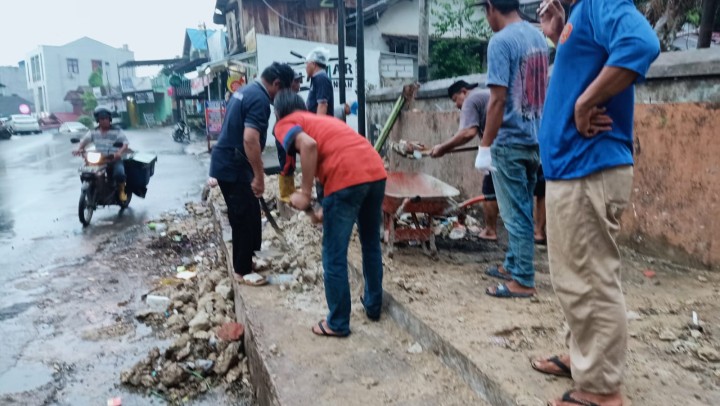 Ijin Melaporkan  Gotong Royong  28/04/2024 Kelurahan Jawa 1. Gotong Royong Massal  10 RT di Sekitaran TPS Arjuna' Yaitu Membongkar TPS Lama dan Membersihkan di sekitar TPS serat pengangkatan Drainase dan Juga penyemprotan Ex TPS