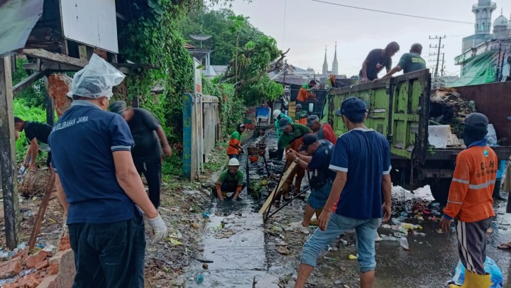 Ijin Melaporkan  Gotong Royong  28/04/2024 Kelurahan Jawa 1. Gotong Royong Massal  10 RT di Sekitaran TPS Arjuna' Yaitu Membongkar TPS Lama dan Membersihkan di sekitar TPS serat pengangkatan Drainase dan Juga penyemprotan Ex TPS