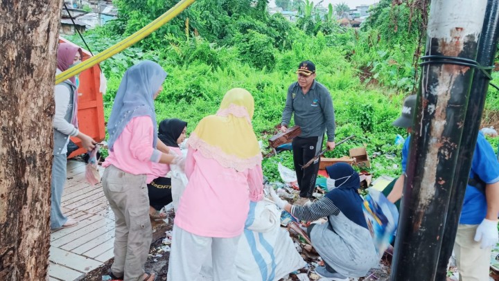 Ijin Melaporkan  Gotong Royong  28/04/2024 Kelurahan Jawa 1. Gotong Royong Massal  10 RT di Sekitaran TPS Arjuna' Yaitu Membongkar TPS Lama dan Membersihkan di sekitar TPS serat pengangkatan Drainase dan Juga penyemprotan Ex TPS