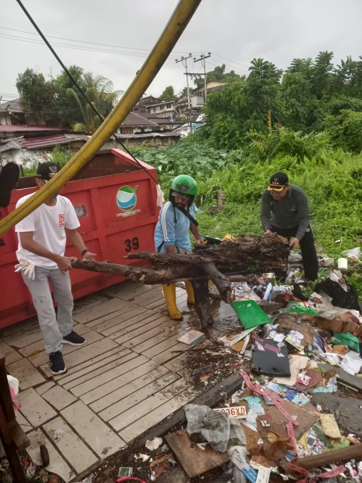 Ijin Melaporkan  Gotong Royong  28/04/2024 Kelurahan Jawa 1. Gotong Royong Massal  10 RT di Sekitaran TPS Arjuna' Yaitu Membongkar TPS Lama dan Membersihkan di sekitar TPS serat pengangkatan Drainase dan Juga penyemprotan Ex TPS