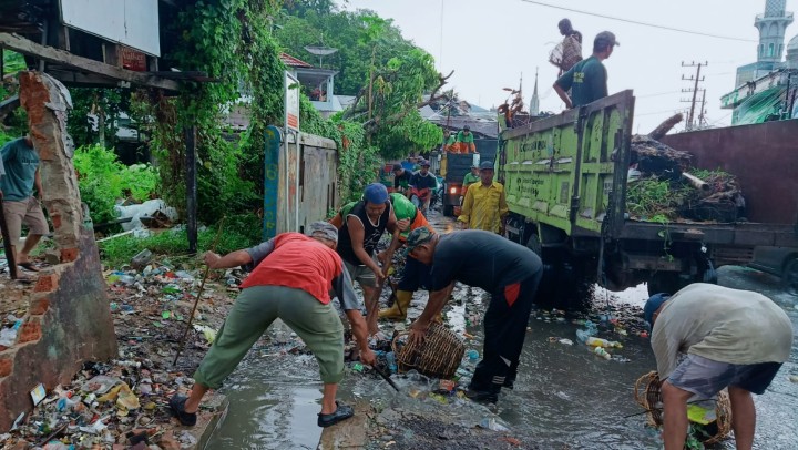 Ijin Melaporkan  Gotong Royong  28/04/2024 Kelurahan Jawa 1. Gotong Royong Massal  10 RT di Sekitaran TPS Arjuna' Yaitu Membongkar TPS Lama dan Membersihkan di sekitar TPS serat pengangkatan Drainase dan Juga penyemprotan Ex TPS