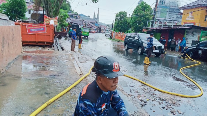 Ijin Melaporkan  Gotong Royong  28/04/2024 Kelurahan Jawa 1. Gotong Royong Massal  10 RT di Sekitaran TPS Arjuna' Yaitu Membongkar TPS Lama dan Membersihkan di sekitar TPS serat pengangkatan Drainase dan Juga penyemprotan Ex TPS