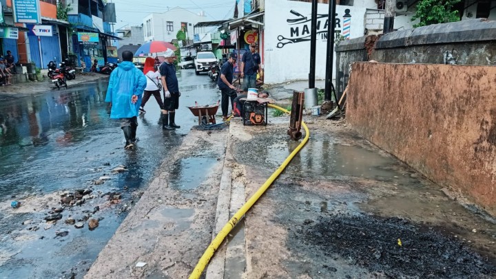Ijin Melaporkan  Gotong Royong  28/04/2024 Kelurahan Jawa 1. Gotong Royong Massal  10 RT di Sekitaran TPS Arjuna' Yaitu Membongkar TPS Lama dan Membersihkan di sekitar TPS serat pengangkatan Drainase dan Juga penyemprotan Ex TPS