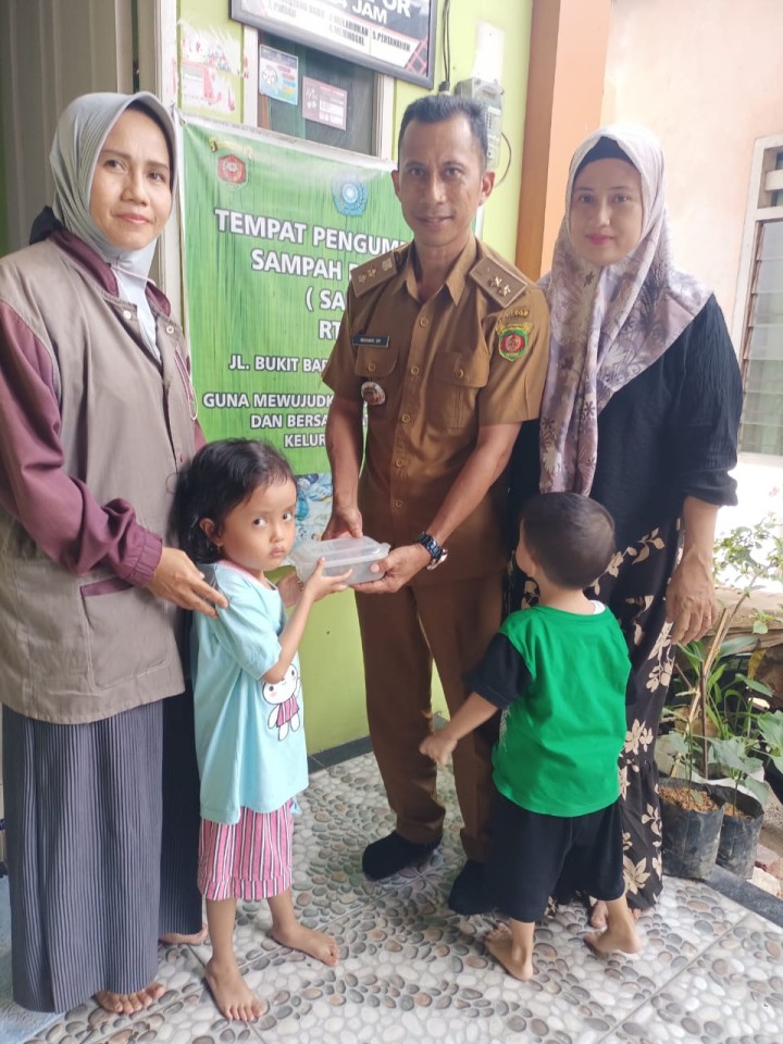 Ijin melaporkan 06/05/2024 Pelaksana PMT dalam program Penanggulangan Stunting oleh dinas kesehatan /Puskesmas Pasundan  ( Di laksanakan di RT 22 ketua Pokja 4 dan anggota)Di bawah pendamping Kelurahan Jawa
