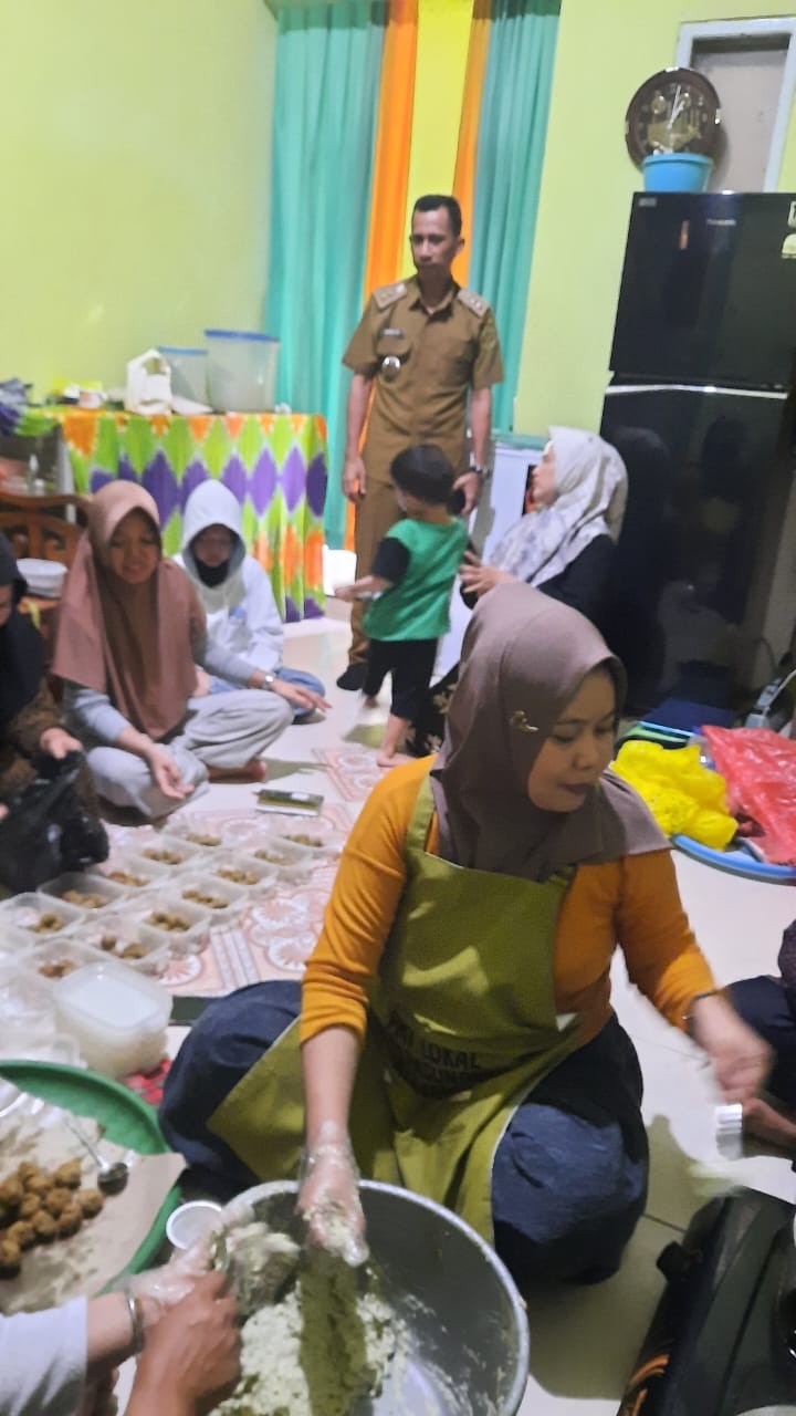 Ijin melaporkan 06/05/2024 Pelaksana PMT dalam program Penanggulangan Stunting oleh dinas kesehatan /Puskesmas Pasundan  ( Di laksanakan di RT 22 ketua Pokja 4 dan anggota)Di bawah pendamping Kelurahan Jawa