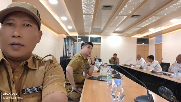 Ijin melaporakan 10/6/2024 Kasi Pemerintahan menghadiri Rapat persiapan pelaksanaan Kontrak(PCM) di. Kantor PUPR Kota Samarinda.