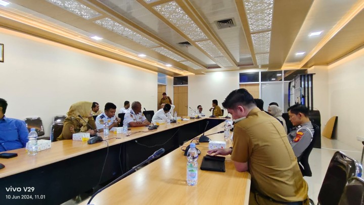 Ijin melaporakan 10/6/2024 Kasi Pemerintahan menghadiri Rapat persiapan pelaksanaan Kontrak(PCM) di. Kantor PUPR Kota Samarinda.