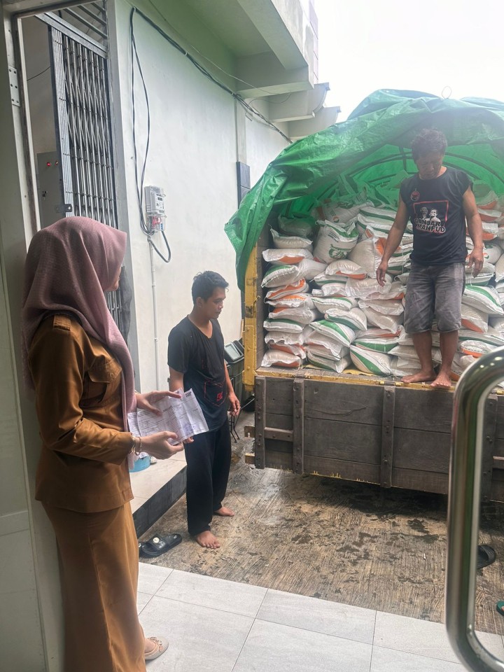 Ijin melaporkan 10/6/2024 Kasi Kesra menerima Beras CPP