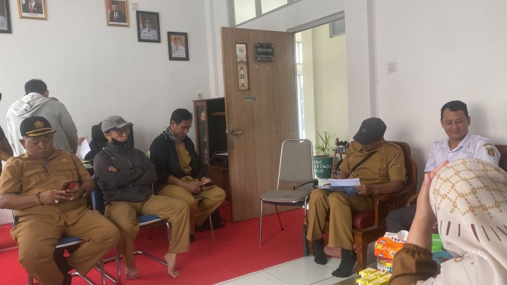 Ijin melaporkan 11/6/2024 Bendahara Barang menghadiri kegiatan Inventaris Tanah Pemkot yang tercatat di Kelurahan Ruang Sekretaris Camat Samarinda Ulu