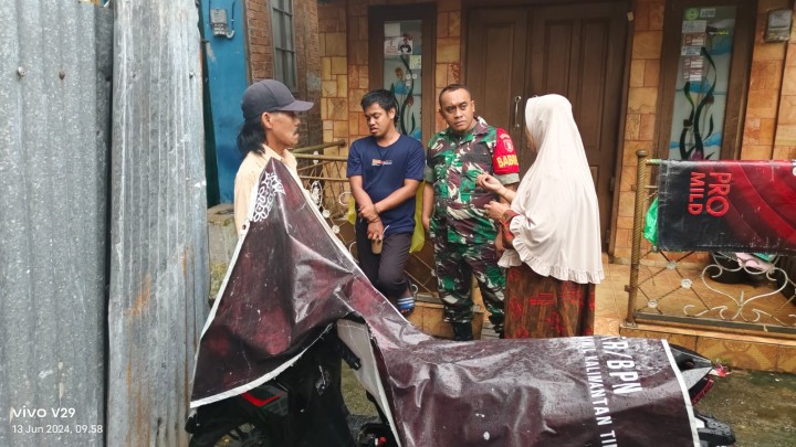 Ijin melaporkan 13/6/2024 Edokasi Penyelesaian insiden Pemukulan dalam 1 Keluarga. Bersama Babinsa, Kasi Tapem dan RT. 8. Di warga RT. 8.