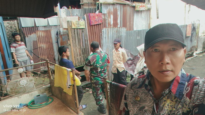 Ijin melaporkan 13/6/2024 Edokasi Penyelesaian insiden Pemukulan dalam 1 Keluarga. Bersama Babinsa, Kasi Tapem dan RT. 8. Di warga RT. 8.