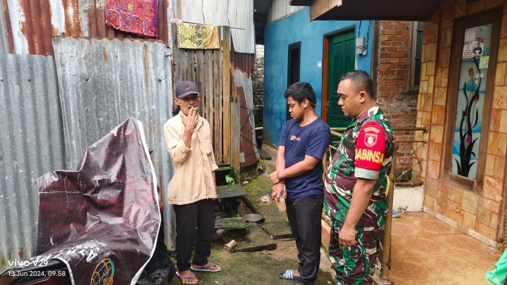 Ijin melaporkan 13/6/2024 Edokasi Penyelesaian insiden Pemukulan dalam 1 Keluarga. Bersama Babinsa, Kasi Tapem dan RT. 8. Di warga RT. 8.