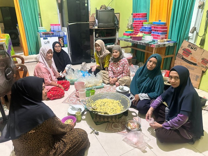 Ijin melaporkan 13/6/2024 Kasi Kesra Monitoring Pembuatan PMT resiko Stunting bersama Ibu Lurah