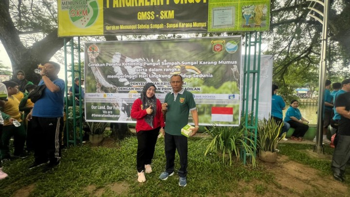 Ijin melaporkan 14/6/2024 Sekretaris Lurah mengikuti kegiatan Gerakan Perahu Ketinting Pungut Sampah Sungai Karang Mumus Serta Dalam Rangka Memperingati Hari Lingkungan Hidup Sedunia