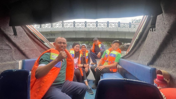 Ijin melaporkan 14/6/2024 Sekretaris Lurah mengikuti kegiatan Gerakan Perahu Ketinting Pungut Sampah Sungai Karang Mumus Serta Dalam Rangka Memperingati Hari Lingkungan Hidup Sedunia