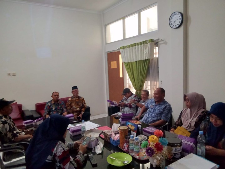 Ijin melaporkan 20/06/2024 Sekretaris Lurah Menghadiri Kegiatan Rapat persiapan pelantikan Dan Bimtek Pantarlih DiRuang Camat Samarinda ulu