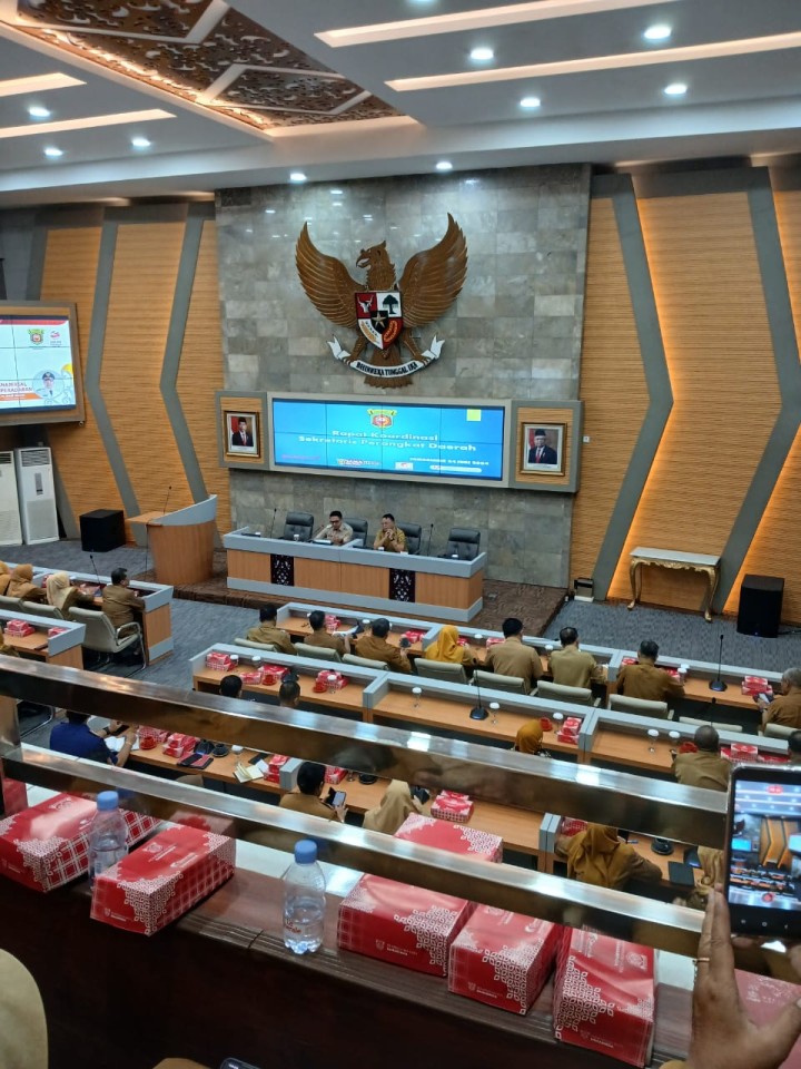 Ijin melaporkan 24/06/2024 Sekretaris Lurah Menghadiri Rapat Koordinasi Sekretaris Perangkat Daerah di Ruang Mangkupales Balai Kota Samarinda