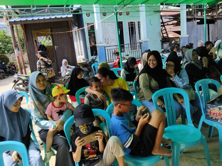 Ijin Melaporkan Kelurahan Jawa 04/07/2024 Penyerahan Secara simbolis Probebaya 2024 pemberdayaan dan Sapras untuk 10 RT pokmas Bukit Barisan Jaya Hadir: Bapak Camat Samarinda ulu, TWAP, Lurah dan jajaran nya, pendamping Probebaya Sapras dan pemberdayaan kelurahan Jawa, Ketua Pokmas BBJ dan Anggota nya, Babinsa dan Babinkambmas, Seluruh Warga  Penerimaan Alat Sapras Sembako,PMT- Alat sekolah dan lainnya