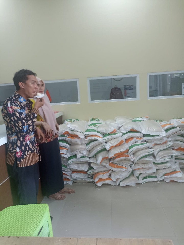 Ijin Melaporkan Kelurahan Jawa 04/07/2024 kegiatan menerima beras CPP dari kantor pos ke kelurahan 256 karung 10 kg