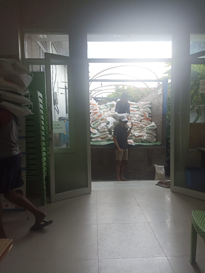 Ijin Melaporkan Kelurahan Jawa 04/07/2024 kegiatan menerima beras CPP dari kantor pos ke kelurahan 256 karung 10 kg