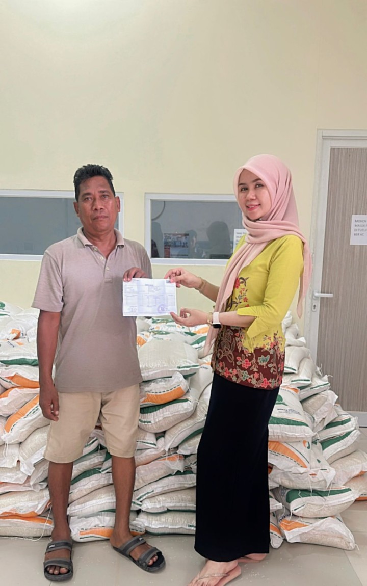 Ijin Melaporkan Kelurahan Jawa 04/07/2024 kegiatan menerima beras CPP dari kantor pos ke kelurahan 256 karung 10 kg