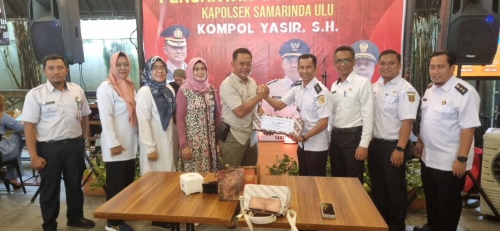 Ijin Melaporkan Kelurahan Jawa 03/07/2024 Pemberian Cindra Mata Oleh Lurah Jawa Kpd Bpk Yasir Kapolsek Samarinda Ulu