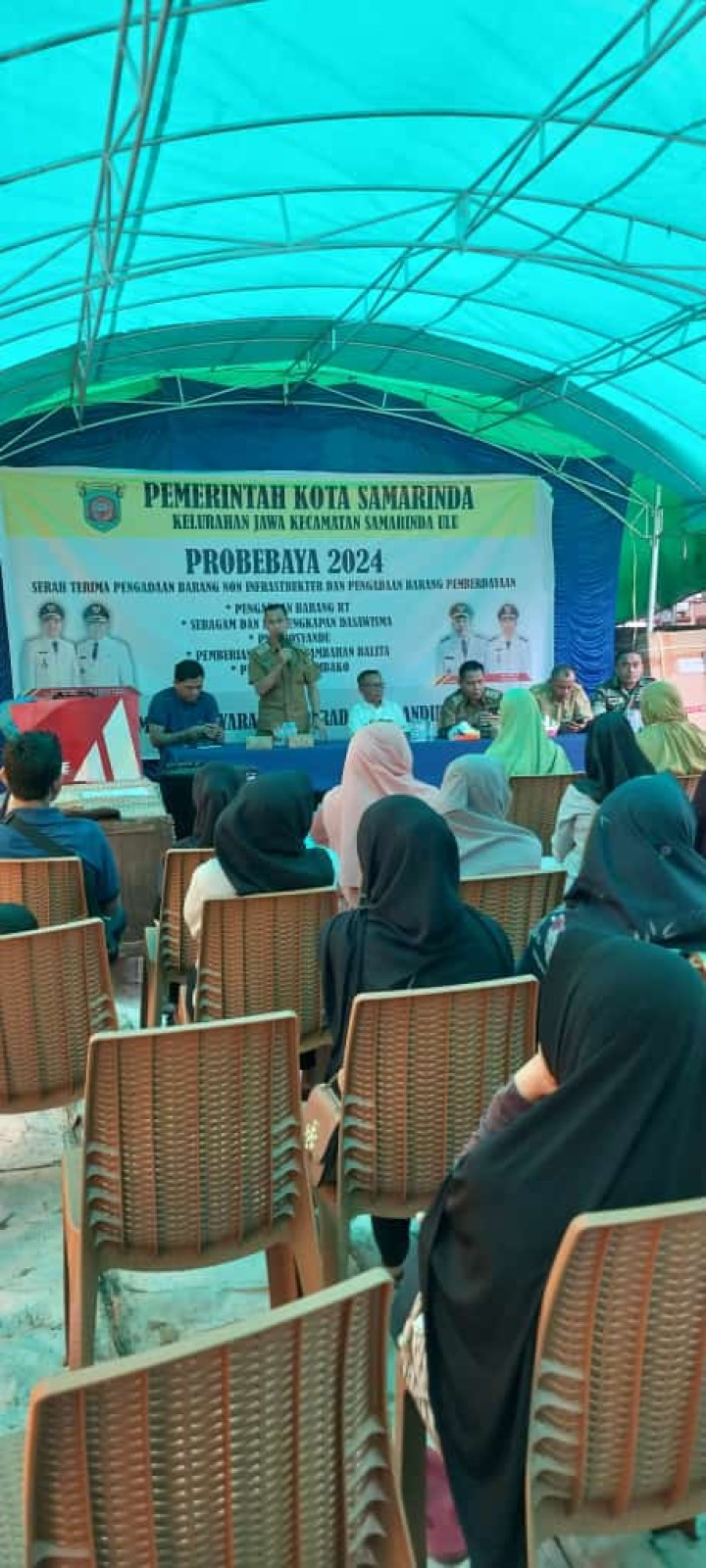 Ijin melaporkan  Kelurahan Jawa 09/07/2024 Penyerahan Probebaya 2024 Alat Sapras dan pemberdayaan 10 RT  Pokmas PMB Peradaban Mandiri Bersinar,  Bersama ; - Ketua TWAP - camat Samarinda ulu  - Lurah Jawa dan jajaran  - Babinsa - ketua PoKmas dan Anggota  - 10 RT dan perwakilan warga penerima Probebaya  - pedamping Probebaya Kel jawa 