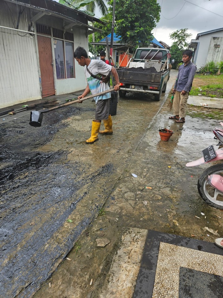 Ijin melaporkan 11/07/2024 Monitoring kegiatan Probebaya Bidang Infrastruktur berupa Pengaspalan di Blok C RT. 40