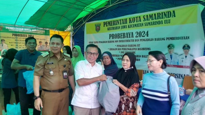 Ijin melaporkan  Kelurahan Jawa 09/07/2024 Penyerahan Probebaya 2024 Alat Sapras dan pemberdayaan 10 RT  Pokmas PMB Peradaban Mandiri Bersinar,  Bersama ; - Ketua TWAP - camat Samarinda ulu  - Lurah Jawa dan jajaran  - Babinsa - ketua PoKmas dan Anggota  - 10 RT dan perwakilan warga penerima Probebaya  - pedamping Probebaya Kel jawa 