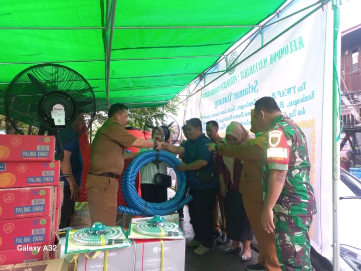 Ijin melaporkan  Kelurahan Jawa 09/07/2024 Penyerahan Probebaya 2024 Alat Sapras dan pemberdayaan 10 RT  Pokmas PMB Peradaban Mandiri Bersinar,  Bersama ; - Ketua TWAP - camat Samarinda ulu  - Lurah Jawa dan jajaran  - Babinsa - ketua PoKmas dan Anggota  - 10 RT dan perwakilan warga penerima Probebaya  - pedamping Probebaya Kel jawa 