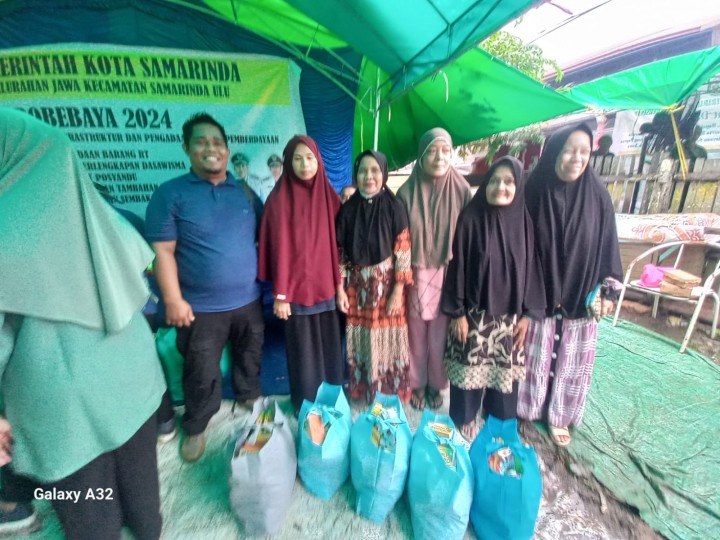 Ijin melaporkan  Kelurahan Jawa 09/07/2024 Penyerahan Probebaya 2024 Alat Sapras dan pemberdayaan 10 RT  Pokmas PMB Peradaban Mandiri Bersinar,  Bersama ; - Ketua TWAP - camat Samarinda ulu  - Lurah Jawa dan jajaran  - Babinsa - ketua PoKmas dan Anggota  - 10 RT dan perwakilan warga penerima Probebaya  - pedamping Probebaya Kel jawa 