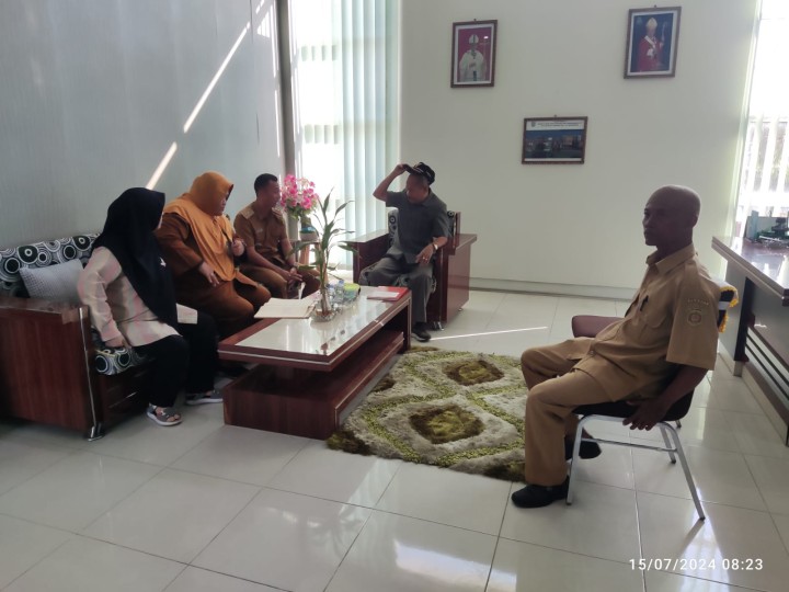 Ijin menyampaikan kegiatan Kampung Salai RT. 02 Kelurahan Jawa 15/07/2024. Penandatanganan MOU Kampung salai RT. 02 Kelurahan Jawa / Bank Sampah Sihat dengan SMP Katolik 1 W.R.Soepartman Samarinda, diketahui oleh Lurah Jawa. Di hadiri oleh Lurah Jawa, Kasi Ekobang LH Kelurahan Jawa beserta 2 Staf, Ketua Kampung Salai (diwakili oleh Ketua Dasawisma RT. 02) dan Kepala Sekolah beserta Guru SMPK