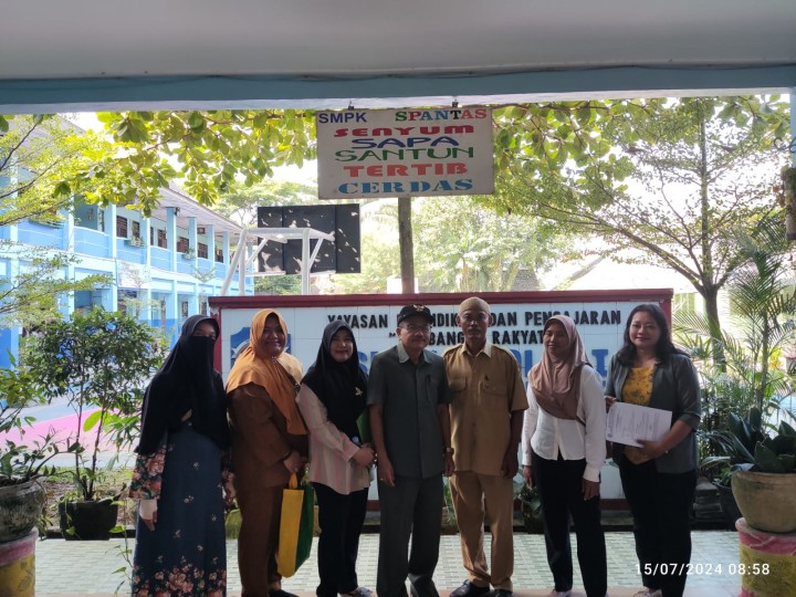 Ijin menyampaikan kegiatan Kampung Salai RT. 02 Kelurahan Jawa 15/07/2024. Penandatanganan MOU Kampung salai RT. 02 Kelurahan Jawa / Bank Sampah Sihat dengan SMP Katolik 1 W.R.Soepartman Samarinda, diketahui oleh Lurah Jawa. Di hadiri oleh Lurah Jawa, Kasi Ekobang LH Kelurahan Jawa beserta 2 Staf, Ketua Kampung Salai (diwakili oleh Ketua Dasawisma RT. 02) dan Kepala Sekolah beserta Guru SMPK