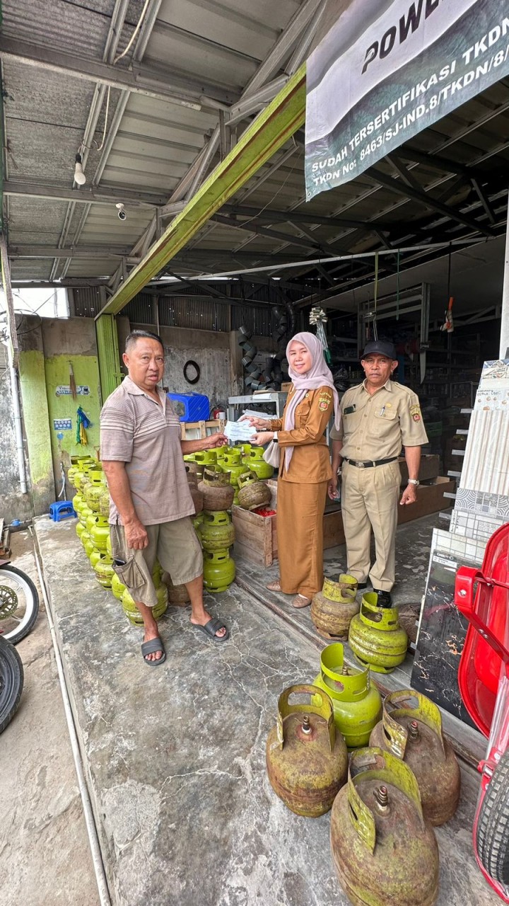 Ijin melaporkan 12/08/2024 Seklur beserta Kasi Kesra Menerima bantuan Gas elpiji 3 kg sebanyak 200+160 utk warga terdaftar SSN pangkalan H.Atut Jl. Cermai