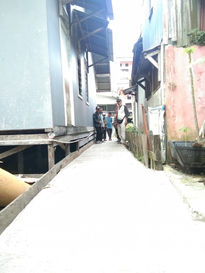 Ijin Melaporkan  05/09/2024 Kelurahan Jawa  verifikasi lapangan  Pengerjaan Sapras  Probebaya Tahap 2024 1. Pembuatan Pos jaga kemanan di RT 33, 29 2. Pengecoran jalan   RT 01,21, 3. Pengecoran Gang di RT 29 dan 18 4. Pembuatan penutup parit dan pengecoran di RT 37 5. Pembuatan gapura di RT 29  6. Dan Pengadaan Tandon dan sekaligus sebagai pos jaga keamanan di RT 18 .Bersama : - LuraH Jawa - kasi ekobang dan staf - pendamping Probebaya bidang Sapras kelurahan Jawa  - ketua Pokmas bukit barisan jaya dan ketua pokmas Merbabu bersinar  dan anggota pelaksana - ketua RT 01,18,21,29,33,37
